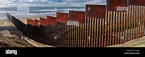 El Muro De La Frontera Mexicano Estadounidense En Las Playas De Tijuana