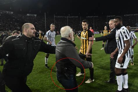 PAOK AEK maçında olaylar çıktı kulüp başkanı belinde silahla sahaya