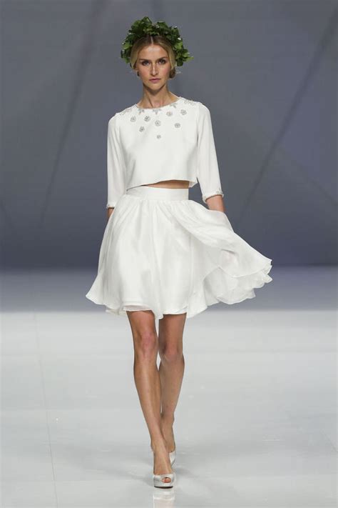 Rosa clarà, ispirandosi all'architettura, propone abiti da sposa di alta moda che vanno dallo stile minimal al new romantic, l'ultima tendenza che si rivela. Abiti da sposa invernali: le tendenze del 2017 - Magazine ...
