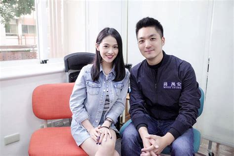 Facebook antaa ihmisille mahdollisuuden jakaa ja lisätä. 蒋万安与美女记者合照 周玉蔻批：政治人物和媒体人应谨守份际|蒋万安|周玉蔻|媒体人_新浪新闻
