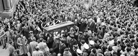 Nearly 40 years ago, it was piersanti, mattarella's brother and governor of sicily, who was the politician in the family, while he is an example of an italian moderate, a christian democrat, but with one special feature, which is that he experienced the killing of his brother, said sergio fabbrini, the. Sergio Mattarella, l'amico del padre: "L'omicidio di ...