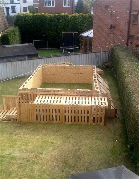 Build A Swimming Pool Out Of 40 Pallets Pallet Pool Homemade Swimming Pools Building A