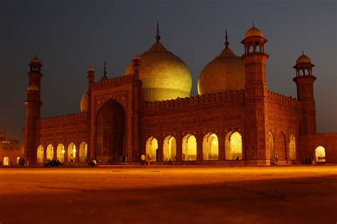 2.badshahi mosque the badshahi mosque in lahore, commissioned by the sixth mughal emperor it is the second largest mosque in pakistan and south asia and the fifth largest mosque in the world. 12 things you need to know if you are a tourist in Pakistan