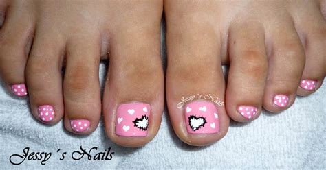 A muchas chicas nos gusta lucir no solo nuestras manos si no. diseño de uñas para pies color rosa con puntos y corazones ...
