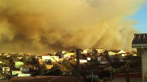 11columna de humo del incendio en valparaíso. Incendio Valparaiso vista Cerro Placeres 19:30 - YouTube