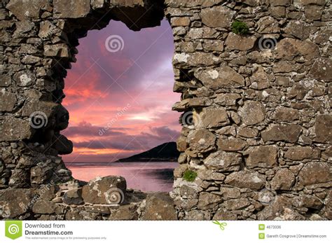 Die daten, die durch die cookies entstehen, werden für nicht personalisierte analysen genutzt. Sonnenuntergang Durch Loch In Einer Wand Stockfoto - Bild ...