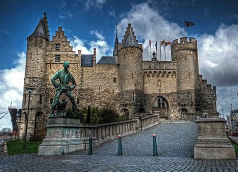 Het steen is the first and oldest stone fortress in antwerp located along the river scheldt near the former werf penisula. Foto Vrijdag: Het Steen in Antwerpen - StedenTripper