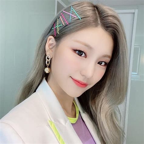 Itzys Yeji Shows Off Lovely Selfies With Colorful Hair Pins Kpopmap
