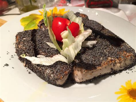 Parare il filetto di tonno e metterlo in acqua e ghiaccio per 15 minuti, asciugarlo e avvolgerlo in carta di riso per 30 in una padella molto calda, far dorare il tonno, toglierlo dalla padella e tenerlo al caldo. FILETTO DI TONNO SCOTTATO CON SEMI DI PAPAVERO - BOLLICINE VIP