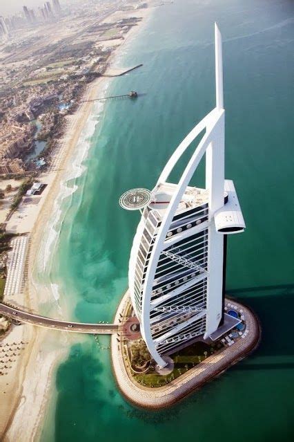 La vela ﻿ ﻿ ﻿ la vela è uno degli alberghi più lussuosi del mondo, con 7 stelle (attualmente gliene sono riconosciute però e' situato sulla jumeirah beach, a 15 km a sud del centro di dubai, su un'isola artificiale collegata alla terraferma da un ponte di 280 m, ed è caratterizzato da una particolare forma a vela, progettata da un'équipe di architetti. La Vela, Gran Arquitectura De Dubai | Arquitectura ...