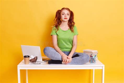 Retrato De Adolescente Cansada Sentada En Su Escritorio Con Las Piernas