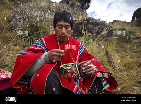 Bolivia Cordillera Apolobamba Kallawaya Ceremonia Curandero Traje
