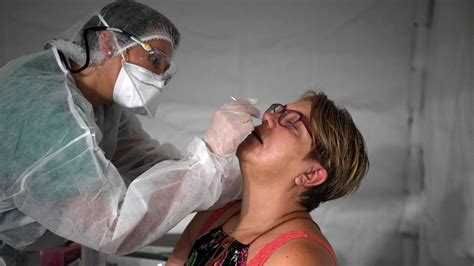 The swabbing is then repeated on the other side of the nose to make sure enough material is collected. Tests covid gratuits pour tous, même sans ordonnance : c ...