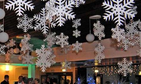 Whether a themed party or new year's eve, these large snowflake decorations never fail to impress. Christmas Display props & decorations from polystyrene for commercial Displays, window display ...