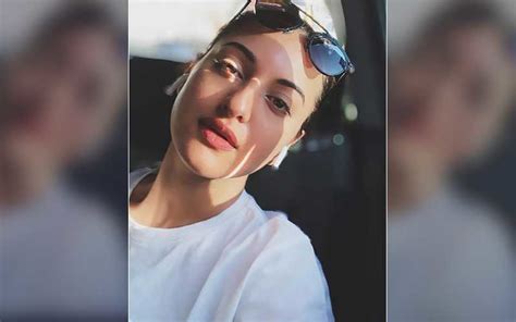 Sonakshi Sinha Shares Sundayselfie On A Wednesday Fans Roast The Actress Again Ask Her To