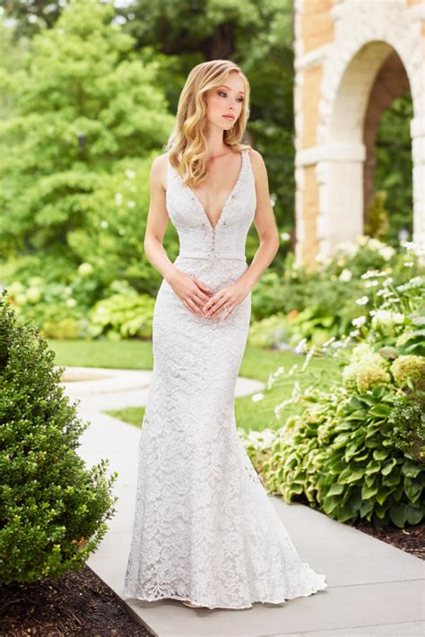 Since 2004, we've been connecting buyers and sellers of new, sample and used wedding dresses and bridal party gowns. 118148 Flared cut / Fit-n-Flare Wedding Dress by ...