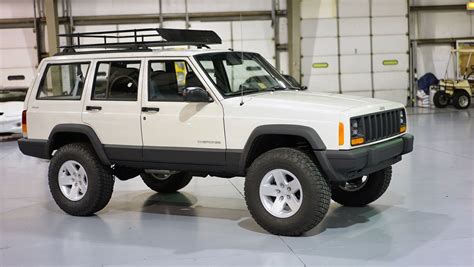 The only question i have on the type is whether i should put blocks or an extra leaf on the rear suspension and i have already eliminated shackles. XJ_White_52k_Stage2 — Davis Autosports in 2020 (With ...
