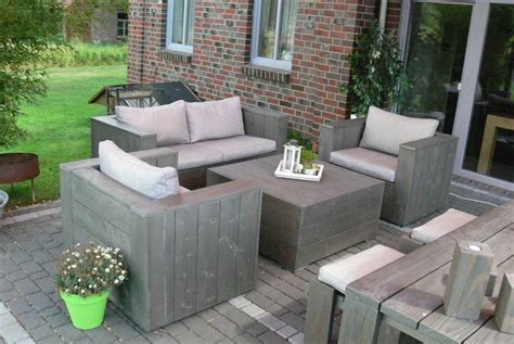 Ein lounge sofa selber bauen zum bau des lounge sofas benötigt man 4 europaletten, 2 holzbretter 240 cm lang, 30 cm breit und 2,5 cm stark, 2 holzbretter 85 cm lang, 30 cm breit und 2,5 cm stark und 6 stück 10x10x10 cm holzklötze. Lounge Möbel Selber Machen | Haus Design Ideen