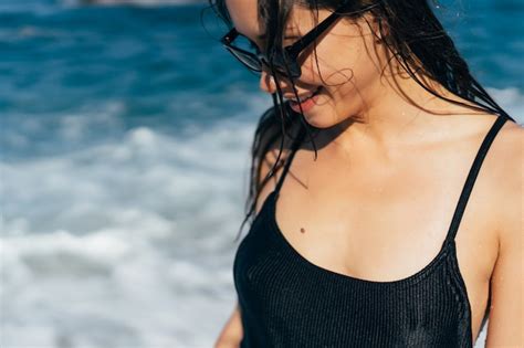 Schöne Junge Frau Im Schwarzen Nassen Badeanzug Kostenlose Foto