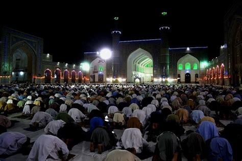 برگزاری نماز تراویح در مسجد جامع هرات عکس