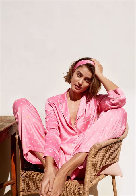 How many days until victoria day 2021? TAYLOR HILL for Victoria's Secret Valentine's Day 2021 ...