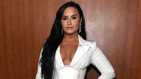 Romances são explorações profundas de personalidade, identidade e do quê constitui uma pessoa. Demi Lovato diz que se identifica como não-binária ...