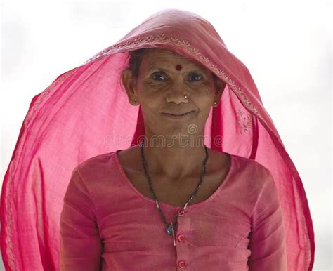 Indische Vrouw In Roze Kleding En Sjaal India Redactionele Stock Afbeelding Afbeelding