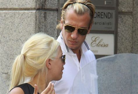 Maxi lópez se mostró muy ofuscado este jueves con su exesposa y actual pareja de mauro icardi , wanda nara , después de que su si no lo entiende ella, ¿quién más podría entenderlo?, finalizó. Pace fatta tra Wanda Nara e Maxi Lopez: "Il tempo cura ...