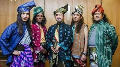 Tidak dilupakan juga kepada crew teknikal yang turut menjayakan malam pharmagrad kami. Seri Dewa Raja - Lelaki Metrosexual Kesultanan Melayu ...