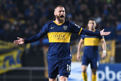 El estreno de daniele de rossi como asistente de roberto mancini en la selección italiana no ha sido el mejor posible. De Rossi rescindiría su contrato con Boca y anunciaría su ...