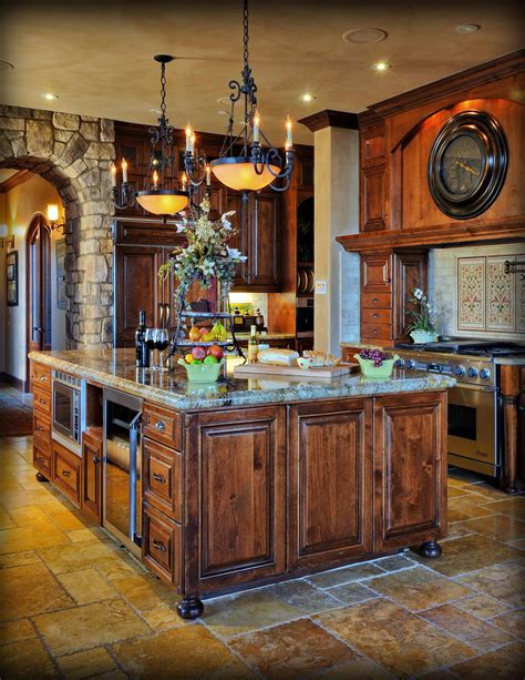 Warm, rich colors and tones, such as browns, golden browns, muted yellows or golden yellows, rich reds, olive greens, purples or lavenders. tuscan kitchens photos #Tuscankitchens | Muebles de cocina, Cocina hermosa, Organizar cocinas ...