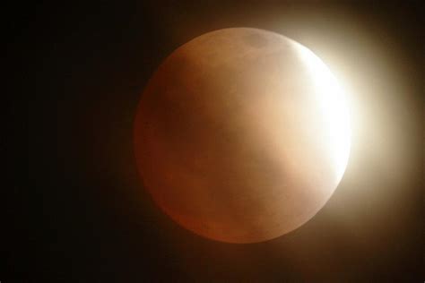Teknik paling aman untuk melihat gerhana matahari adalah melihat secara tidak langsung. caricni: GAMBAR GERHANA BULAN PENUH 10 DIS