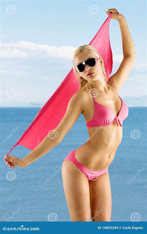 Fille Sexy Blonde Dans Le Bikini Et Des Lunettes De Soleil Roses Photo Stock Image Du Européen
