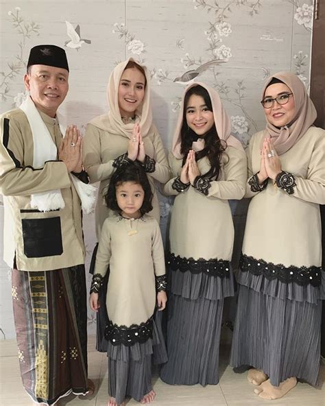 Dapatkan beragam baju gamis syari. Gaya Baju Lebaran Mewah dan Mahal Para Artis Indonesia