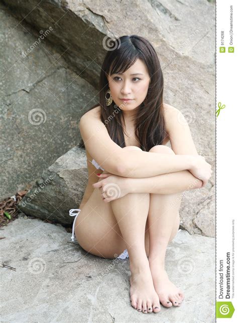 Mooie Aziatische Vrouw In Een Bikini Stock Foto Image Of Rotsen