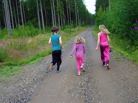 Haz una pizarra para ponerla a un lado de tu cochera (o una valla) y úsala para jugar una versión a lo grande de pictionary al aire libre (básicamente adivinanzas, pero con dibujos). Los 12 Mejores Juegos Infantiles Al Aire Libre | Juegos ...