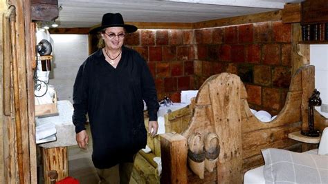 Marc Veyrat revient avec sa carte et son grand chapeau