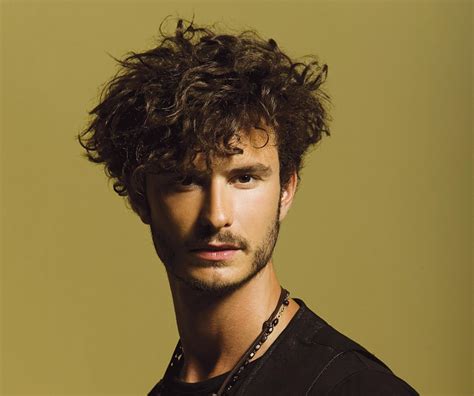 What is special with curly hair? Men's hairstyle for those with very curly hair