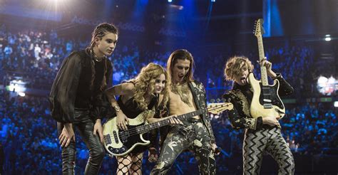 I måneskin sono un gruppo rock italiano originario di roma e composto da damiano david (voce), victoria de angelis (basso), thomas raggi (chitarra) ed ethan torchio (batteria). Maneskin a Livorno - Versiliatoday.it