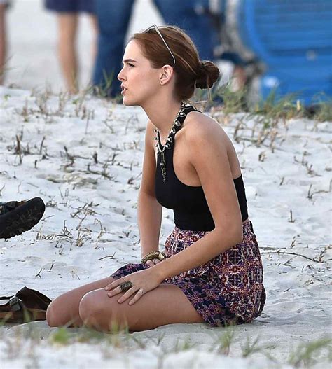 49 hottest zoey deutch bikini pictures will make you want to play with her