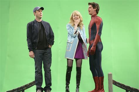 Emma Stone Helps Andrew Garfield With Snl Monologue The Amazing Spider Man 2 Kiss Spoofed