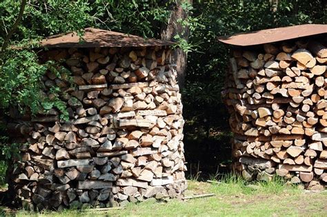 Eine häufige frage von ofenbesitzern ist die nach dem optimalen brennholzlager. Brennholz richtig lagern - so geht's | Aktion Holz
