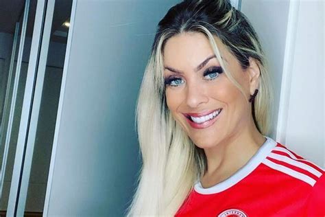 Последние твиты от renata fan (@renatabfan). Renata Fan aparece deslumbrante para apresentar o 'Jogo Aberto' e recebe elogios: "Surra de ...