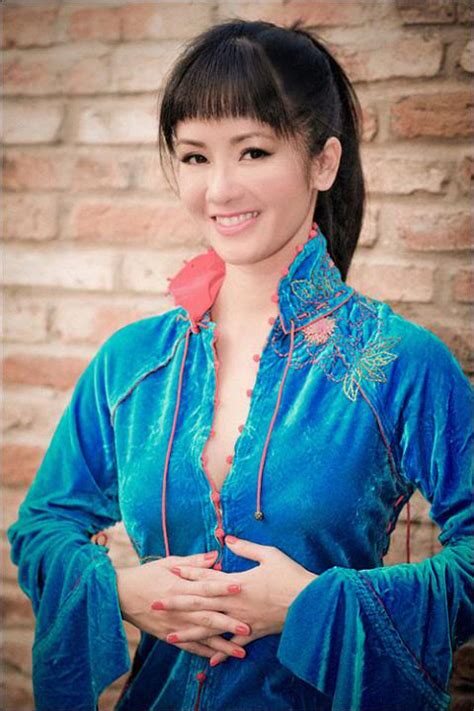 Cyber Club Beautiful Vietnamese Singer Hong Nhung
