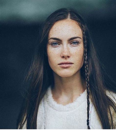 Lord but if i don't have some freckles. Dark hair, freckles and pale skin .. Beautiful ...