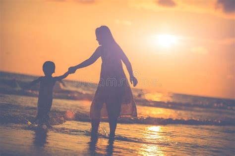 Madre Con Su Hija En La Playa Imagen De Archivo Imagen De Adulto