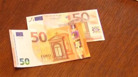 Neben dem neuen design bringt der schein verbesserte sicherheitsmerkmale, die ihn fälschungssicher machen sollen.surftipp: Neuer 50-Euro-Schein kommt am 4. April