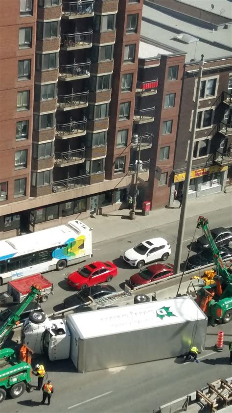 Selon nos informations, un bus aftu dans sa course aurait traversé le séparateur et a. Accident on Autoroute 40 Trans Canada Highway, corner ...