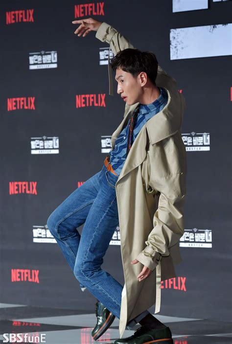 Lee kwang soo aka prince of asia aka giraffe funny moments part 8! SBS Star Lee Kwang Soo in Talks to Rejoin 'BUSTED' for ...
