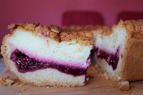 4 esslöffel mit der speisestärke anrühren, den restlichen saft zum kochen bringen und die angerührte speisestärke einrühren. Kirsch-Schmand-Kuchen mit Streusel vom Blech - einfaches ...